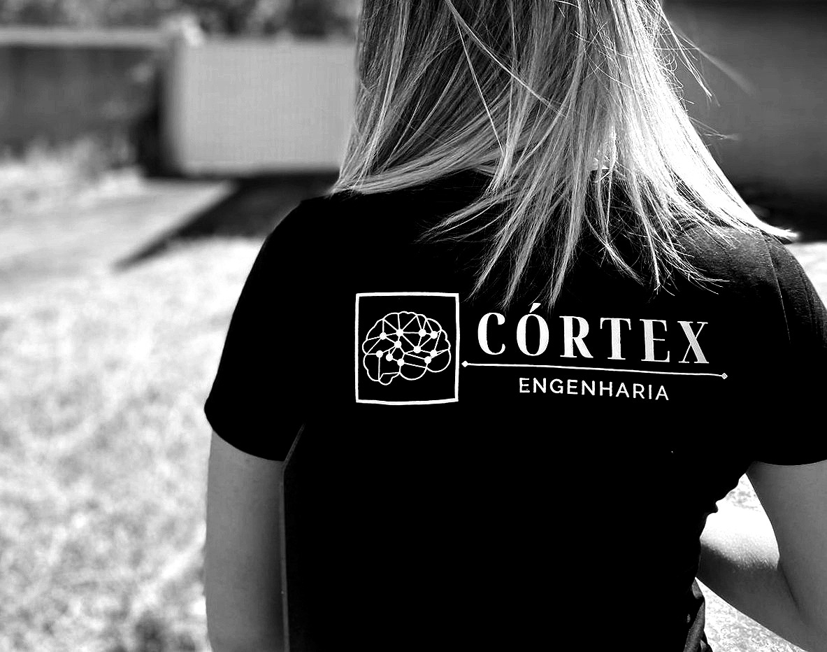 Integrante da Córtex Engenharia com uniforme da empresa